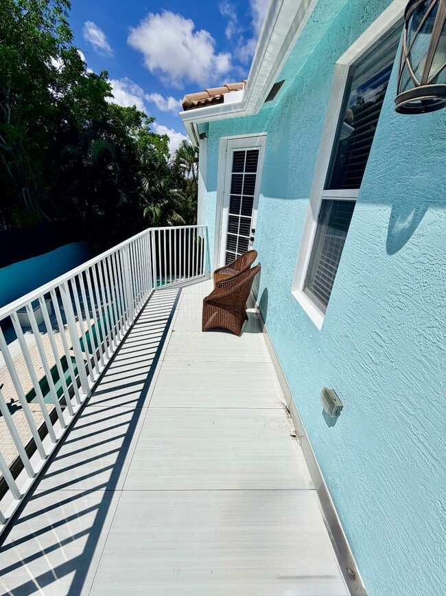 Building Photo - 400 SW 15th Dr