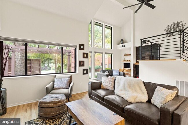 Building Photo - 2120 S Bay Ln