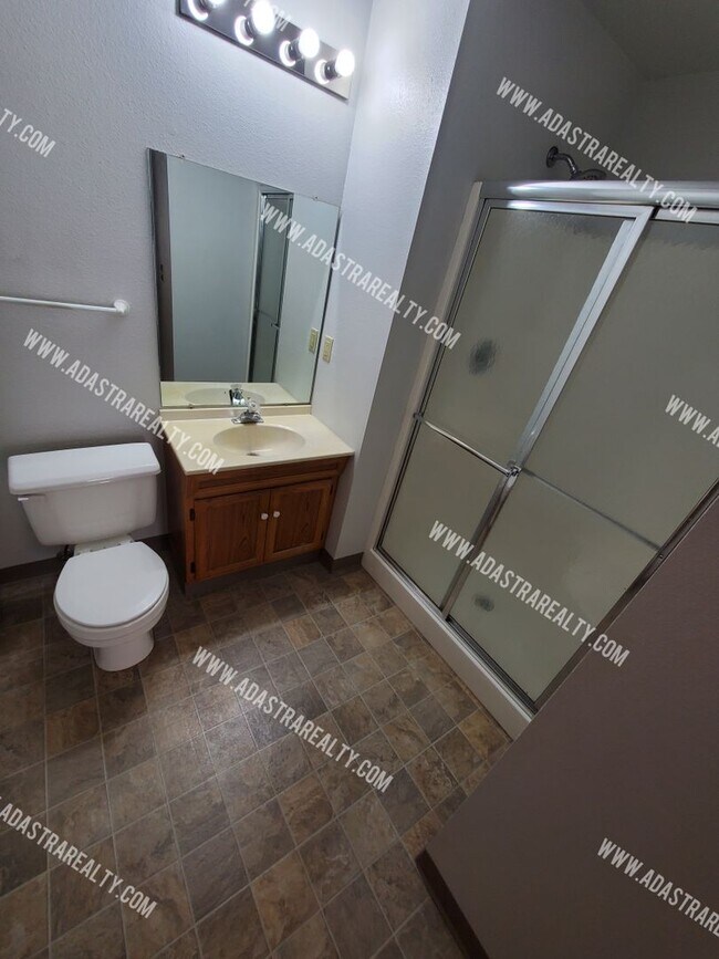 Building Photo - Affordable 2 Bedroom/2 Bath in Raymore-Available in MAY!!