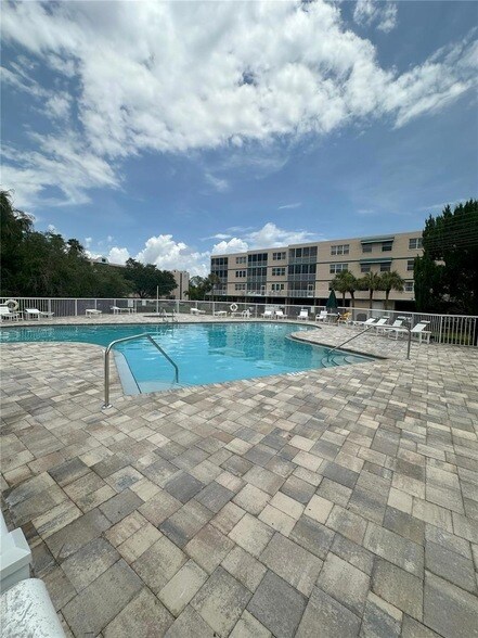 Building Photo - 6495 Shoreline Dr