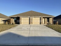 Building Photo - 3 Bedroom 2 Bath Available NOW