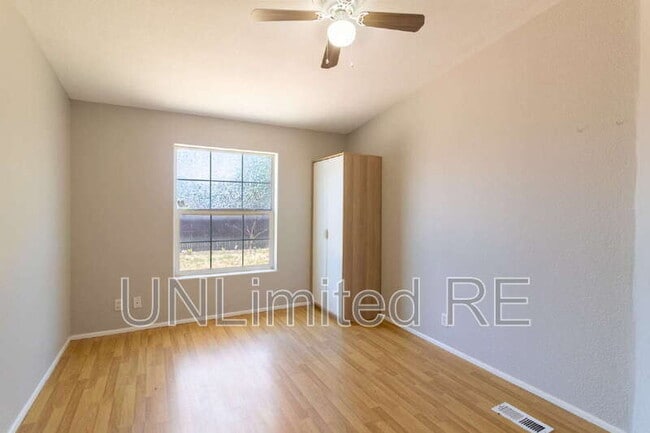 Building Photo - 1679 W Stephen Dr