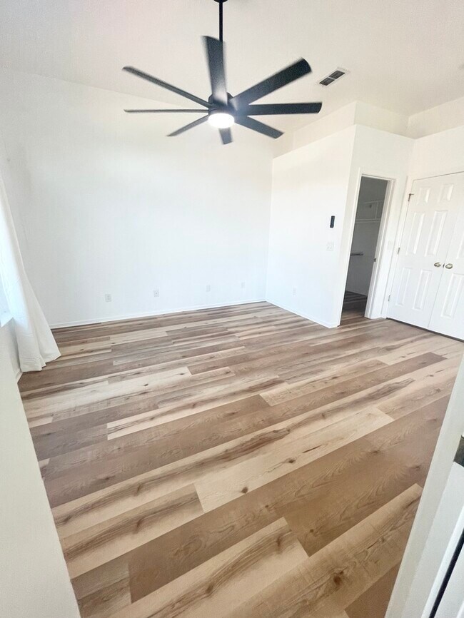 Building Photo - Stunning newly remodeled 3 bedroom 2 bathroom home!