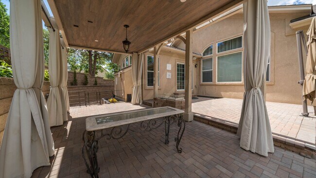 Building Photo - Gorgeous Rancher Located in University Bluffs