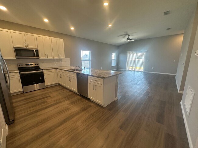 Building Photo - AVAILABLE MID APRIL- 4 Bedroom 2 bathroom 3 Car Garage NE Cape Coral Home with Screened Lania