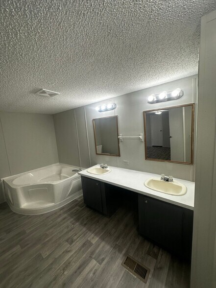 Building Photo - 33230 Walker North Rd