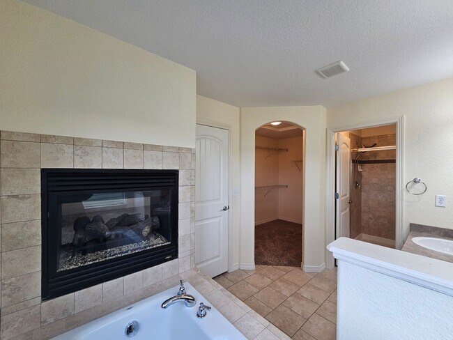 Building Photo - 4 Bed 3 Bath in Lorson Ranch!!