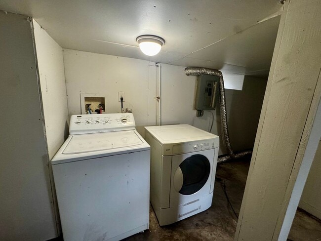Building Photo - Charming 2-Bed, 1-Bath Single-Family Home in Coal Valley – Available Now!