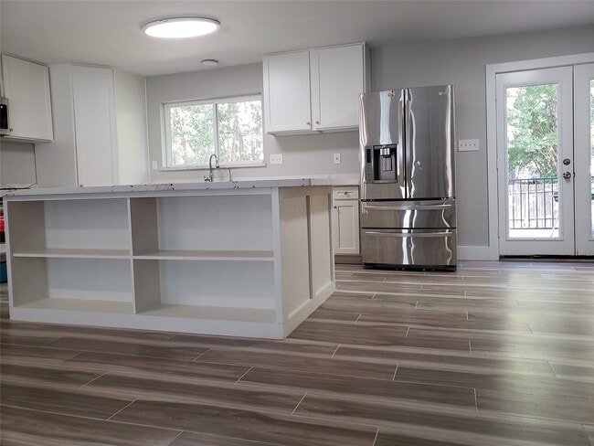 Building Photo - 3922 Green Crest Dr