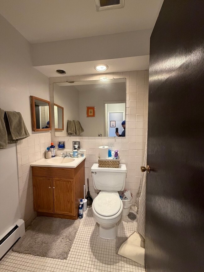 Building Photo - 541 W Oakdale Ave