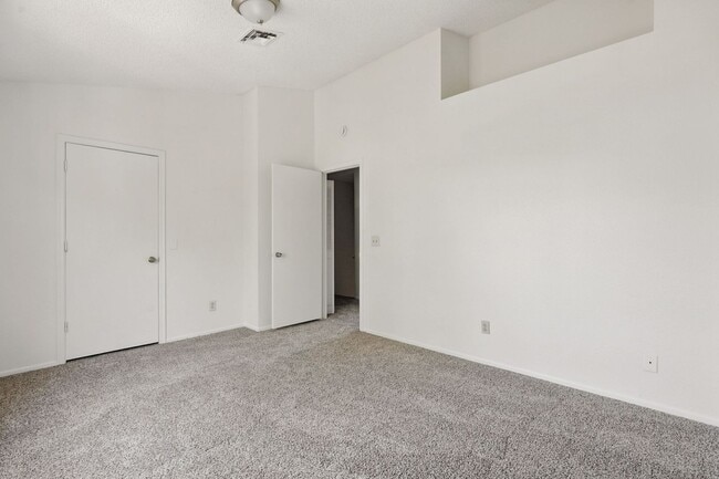 Building Photo - Brand new carpet!