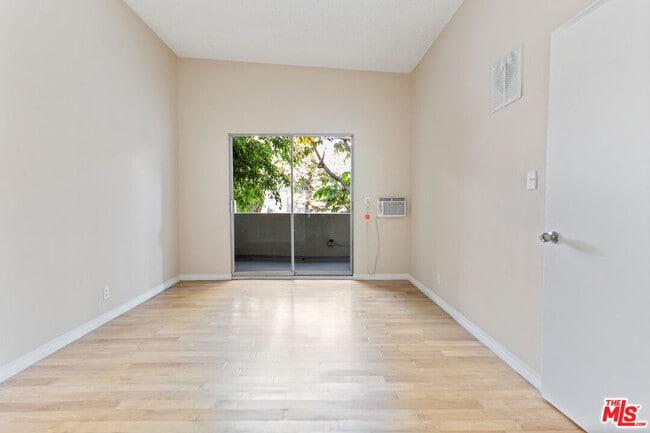 Building Photo - 941 N San Vicente Blvd