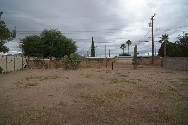 Building Photo - Charming 3 Bedroom 2 Bath Home! South Tucs...