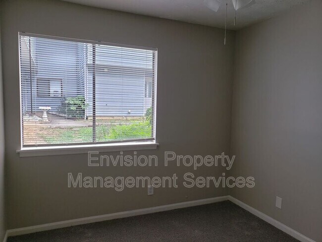 Building Photo - 8577 Pineview Ln