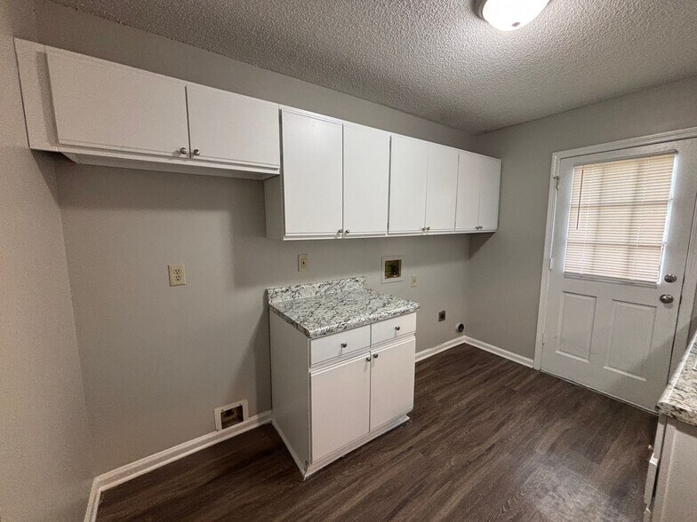 Building Photo - 2559 Wellons Ave