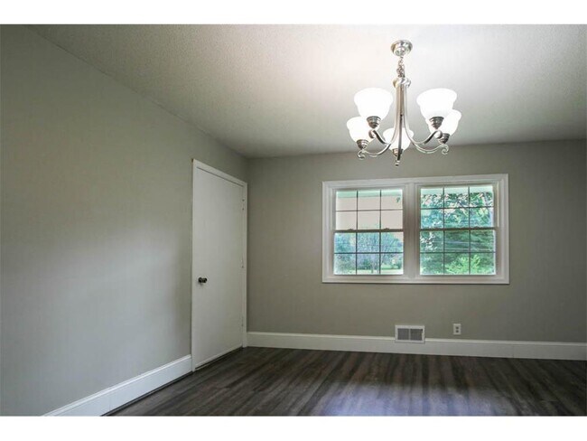 Building Photo - 8613 Zenith Rd