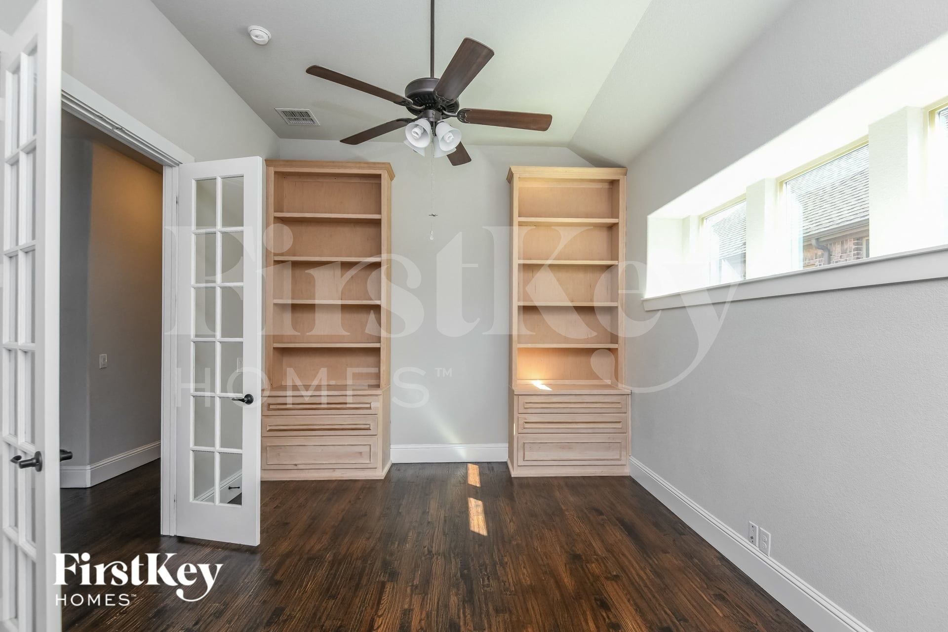 Building Photo - 2404 Cabrillo Ln