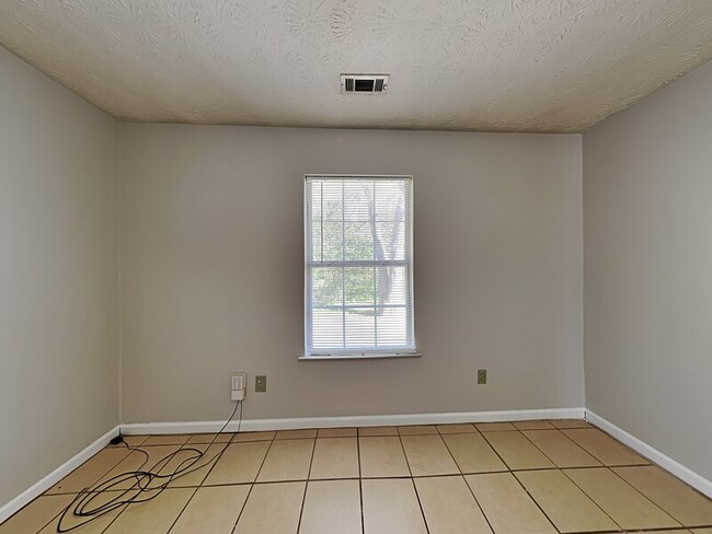 Building Photo - 6114 Green Acres Dr SW