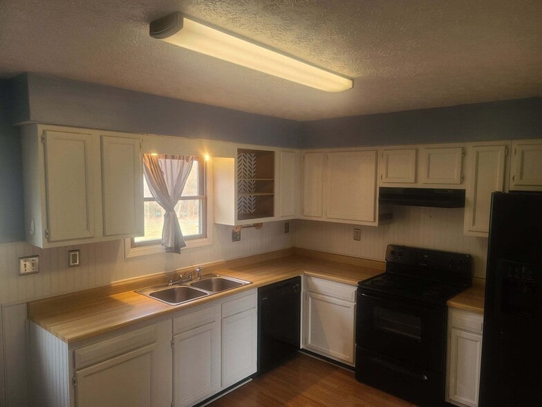Building Photo - 910 Halpin Rd