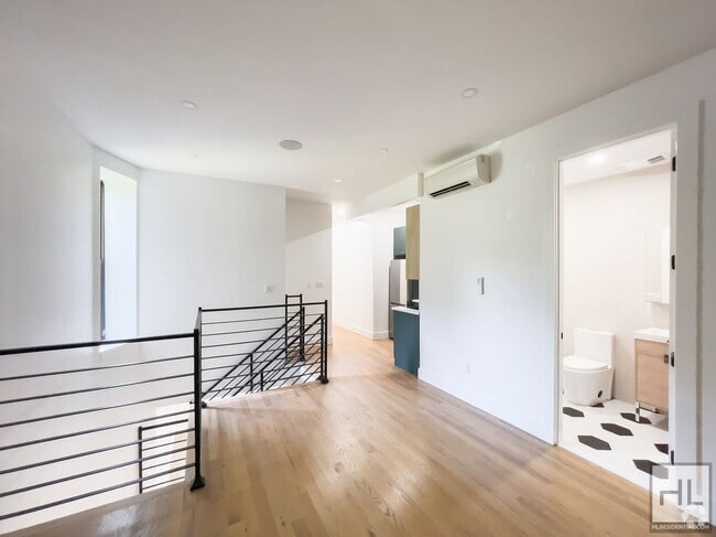 Building Photo - 1027 Putnam Ave