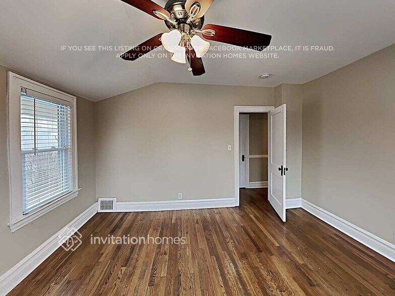 Building Photo - 862 Carpenter Ave