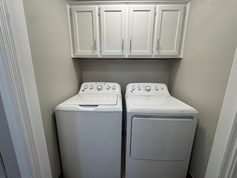 Building Photo - 700 Long Ct