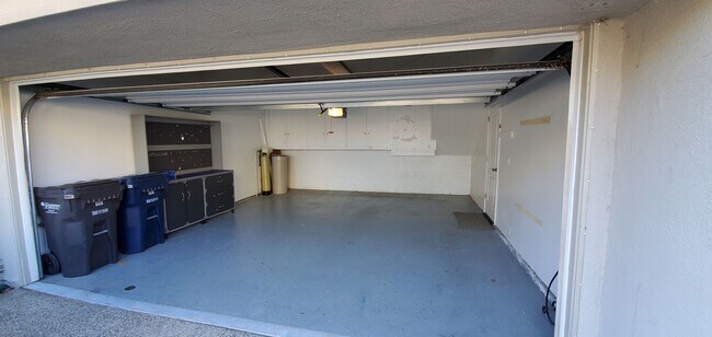 Building Photo - Tri-Level 2bed 2.5 bath Huntington  Beach Condo