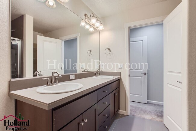 Building Photo - Charming 3-Bedroom Townhome in Prime Hills...