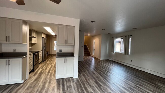 Building Photo - A spacious and well maintained (3) bed, (2.5) bath home between Campbell and Birch Lake.