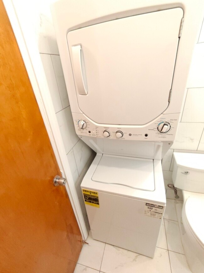 Building Photo - 2437 W Balmoral Ave