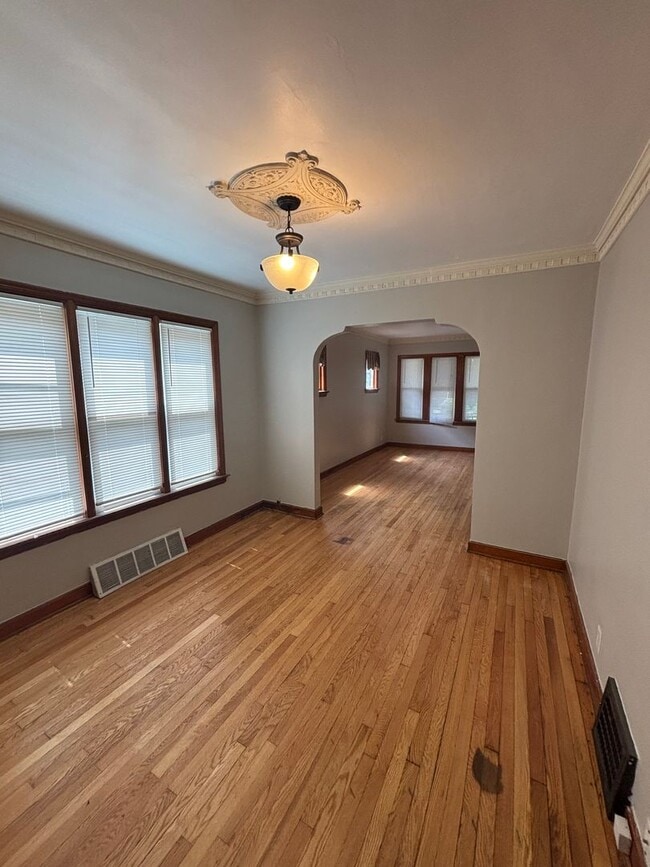 Building Photo - Charming 3-Bedroom in the Heart of Riverwest