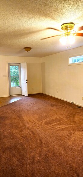Living room - 837 Shackleton Rd