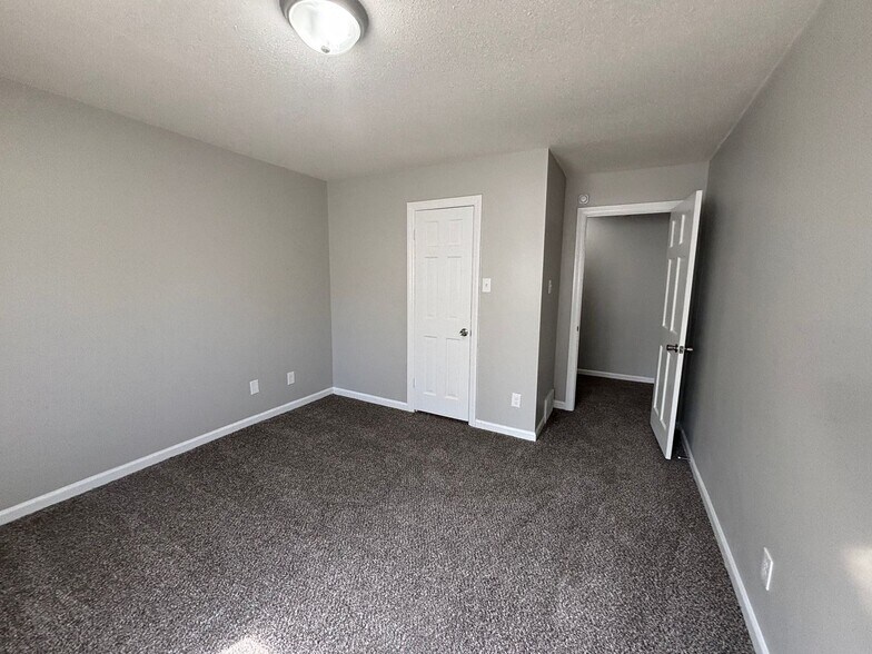 Building Photo - 8280 Chippingham Dr