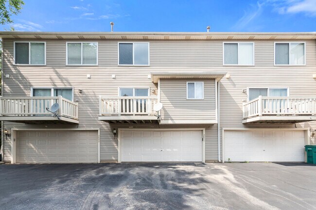 Building Photo - 2611 Canyon Dr