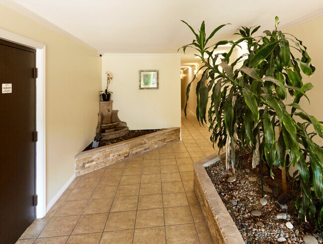 Building Photo - 817 10th St