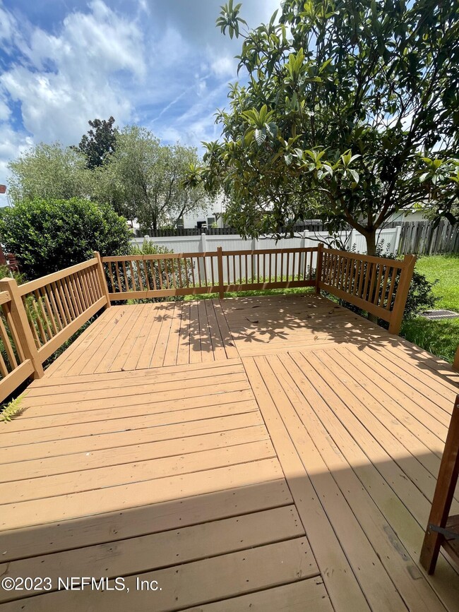 Building Photo - 549 Scrub Jay Dr