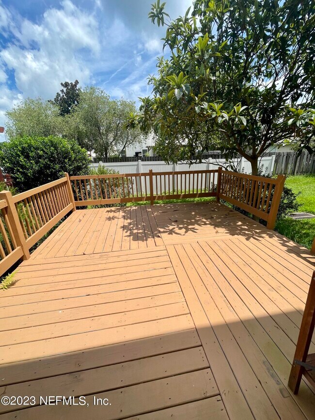 Building Photo - 549 Scrub Jay Dr