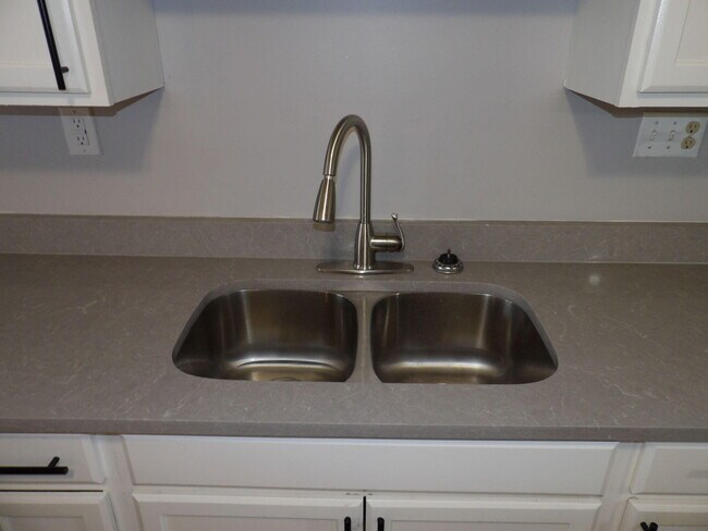 Building Photo - 902 Plaza Dr