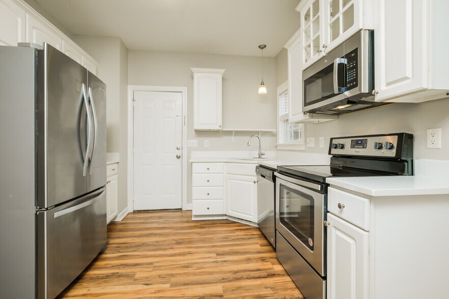 Building Photo - 909 Lotus Ln