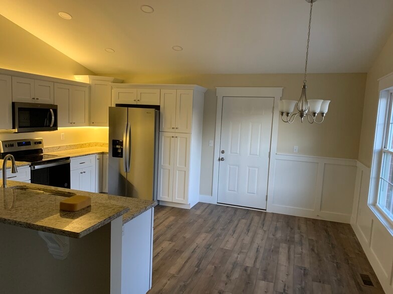 Building Photo - 1566 Thurman Rd