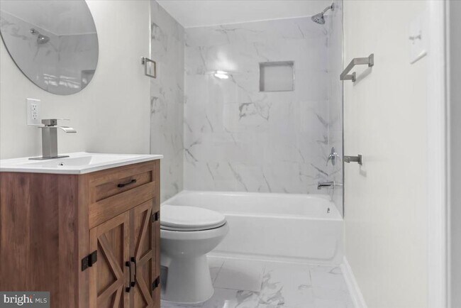 Building Photo - 1228 E Eager St