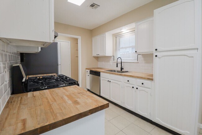 Building Photo - 3 bed/2bath! Fully remodeled!