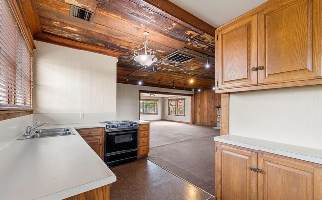 Building Photo - DNT-400 E Belle Terrace