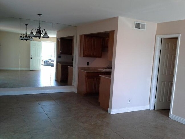 Building Photo - 3540 Villa Knolls N Dr