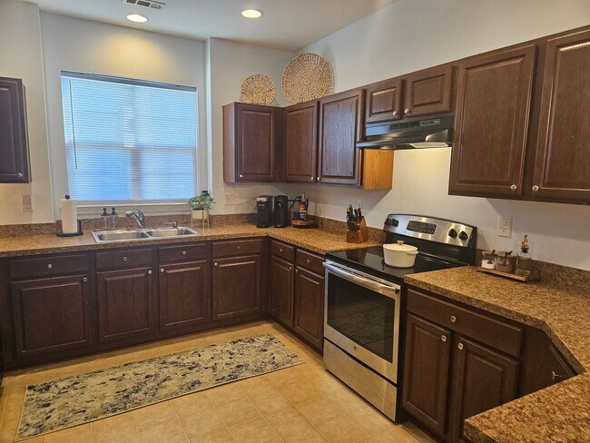 Building Photo - 142 Silverspring Pl
