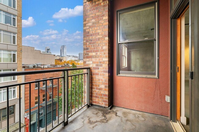 Building Photo - Old Town Lofts - South Facing Studio w/par...