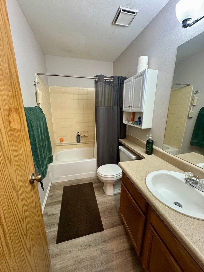 Building Photo - Cozy Townhome on North side with 1 car garage