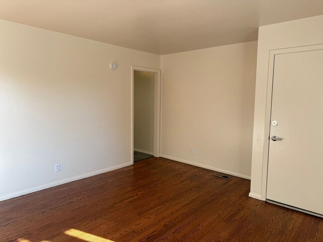 Building Photo - 1025 W Parkway Ave