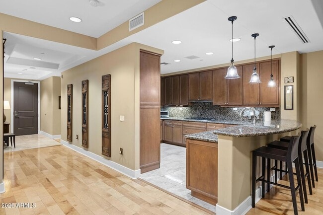 Building Photo - 2211 E Camelback Rd