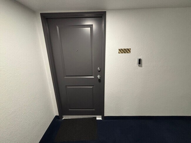 Building Photo - Stunning 2-Bed, 2-Bath High-Rise Residence...